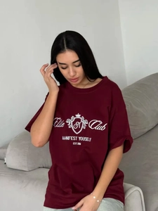 T-shirt bordeaux oversize avec broderie vintage blanche style décontracté