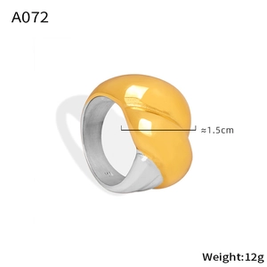 Vue détaillée d'une bague géométrique bicolore avec largeur de 1,5 cm et poids de 12 g
