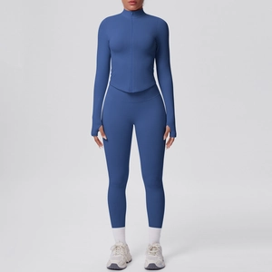Dettaglio del set yoga blu scuro con asole per i pollici e colletto con zip