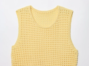 Détail du haut en maille ajourée jaune avec finitions à franges et texture tissée