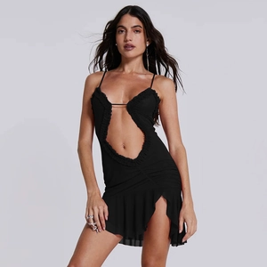 Détail de la robe noire dos nu avec volants, décolleté en V profond et maille ajourée