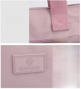 Détail macro du sac en nylon mauve avec coutures renforcées et patch logo Suoyate