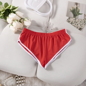 Flachbild von roten Sport-Shorts mit weißer Paspelierung, Gummibund und Mode-Accessoires