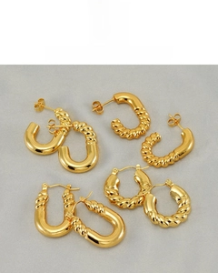 Nahaufnahme von 18K vergoldeten Edelstahlohrringen mit Spiral- und U-förmigen Designs