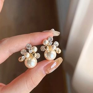 Boucles d'oreilles fleurs plaquées or 18 carats avec perles et cristaux de zircon