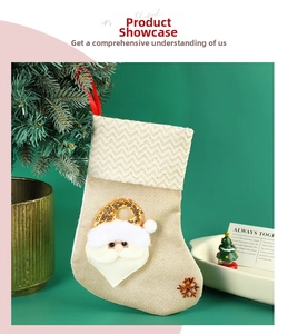 Détail de chaussette de Noël avec Père Noël 3D, paillettes dorées et broderie flocon