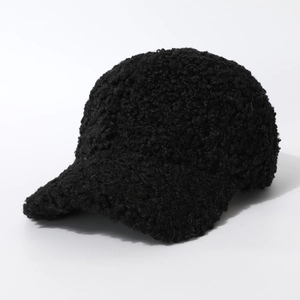Dicke warme schwarze Lammwoll-Baseballkappe mit weicher Fleece-Textur auf weißem Grund