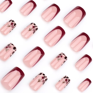 Faux ongles à coller rouges français avec motif cerise et léopard, forme carrée brillante