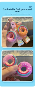 Détail du porte-clés donut 3D avec étoiles arc-en-ciel et dragonne en silicone doux