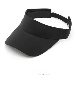 Detailansicht der schwarzen Visor-Kappe aus Baumwolle mit gebogener Krempe und Nähten