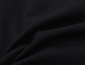 Nahaufnahme der schwarzen Strickstoffstruktur mit Fokus auf Webart und weichem Fall