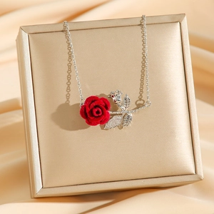 Collier avec pendentif rose rouge en acier inoxydable et accents de zircon étincelant