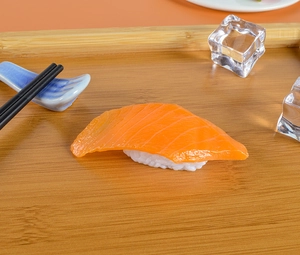 Modèle de sushi au saumon réaliste avec texture sur plateau en bois et baguettes