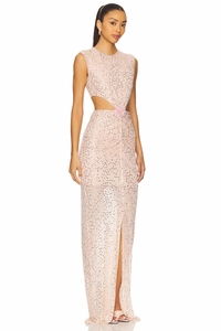 Détail de robe de soirée rose clair sans manches avec découpe taille et sequins brillants