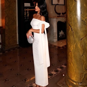 Robe de soirée blanche élégante à épaules dénudées avec un grand nœud et coupe ajustée