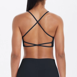 Détail de fines bretelles croisées dans le dos d'un soutien-gorge de sport noir