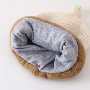 Détail du bonnet en tricot pour bébé avec doublure polaire chaude et texture côtelée