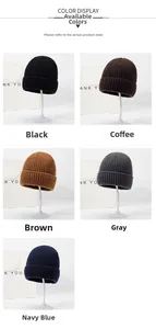 Gros plan de la texture en maille côtelée montrant les cinq couleurs de ce bonnet d'hiver