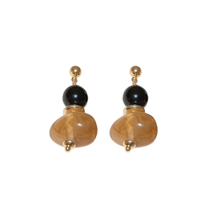 Französische Retro-Ohrhänger aus Harz mit Goldfinish und bernsteinfarbenen Perlen