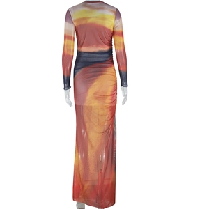 Detailansicht von Sonnenuntergang-Print und Taillenfalten am langärmligen Maxikleid