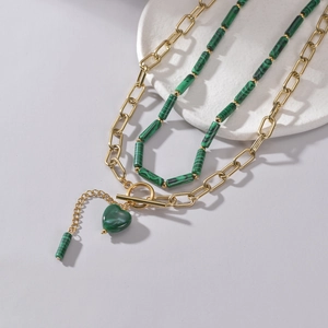 Collier Double Rang pour Femme en Acier Inoxydable Plaqué Or 14K Avec Pendentif Cœur Vert et Fermoir Toggle Texture Malachite