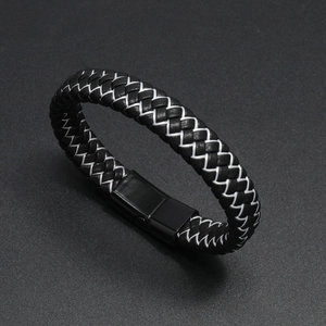 Dettaglio di un bracciale in pelle intrecciata bianco e nero con chiusura in lega magnetica