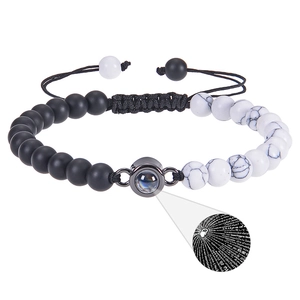 Detail eines Steinperlenarmbands mit Projektionsstein für Ich liebe dich Gravur