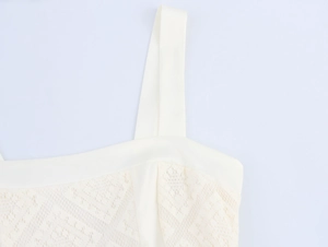 Détail des larges bretelles en dentelle élégante et du tissu crème de la robe longue