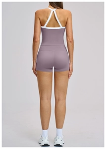 Detail van lila yogaset met gekruiste witte bandjes en sportshort met hoge taille