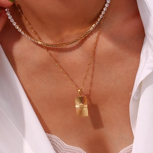 Nahaufnahme der goldenen Lagenkette mit 2mm Zirkonia-Tenniskette und Sternzeichen-Anhänger