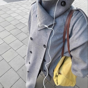 Cappotto lungo grigio doppiopetto da donna in lana con bottoni neri in stile street casual