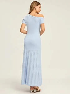 Robe longue en maille bleu clair moulante avec col bardot et ourlet ajouré élégant