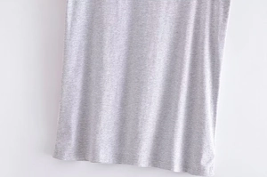 Dettaglio della trama in maglia grigio chiaro e dell'orlo a doppia cucitura sul top senza maniche