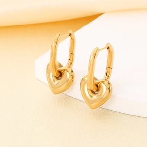 Gros plan de boucles d'oreilles cœur en acier inoxydable plaqué or 18 carats chic