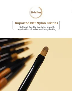 Détail macro des poils en nylon PBT sur pinceau nail art japonais en noyer