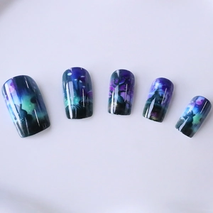 Faux ongles carrés mi-longs avec effet dégradé Aurore boréale forêt mystique