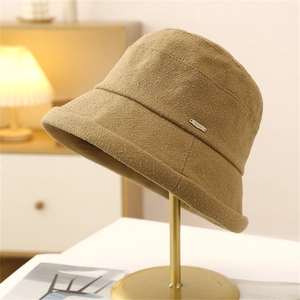 Cappello a secchiello in maglia marrone caramello su supporto dorato per l'autunno