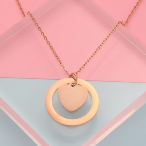 Detailopname van roségouden ketting met dubbele hanger van ring en gepolijst hartje