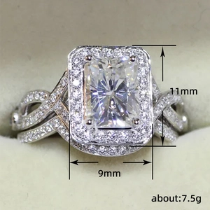 Anillo halo de plata con circonita rectangular y banda de vástago dividido pavimentada