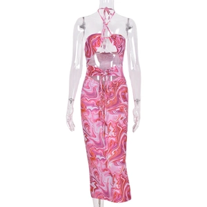 Robe longue dos nu à imprimé marbre rose avec découpes à la taille et cordon