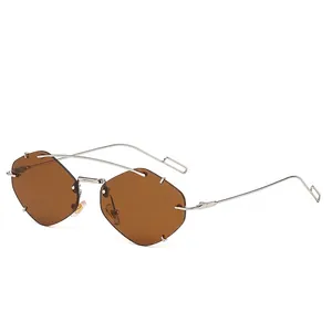 Polygonale randlose Sonnenbrille mit braunen Gläsern und schlankem Silbermetallrahmen