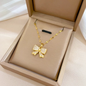 Luxueux collier nœud plaqué or avec cristaux et chaîne articulée en forme de pétales