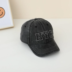 Gros plan d'une casquette de baseball en coton délavé avec broderie de lettres HYC