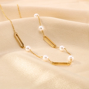 Collier en acier inoxydable plaqué or 18 carats avec maillons ovales et perles blanches