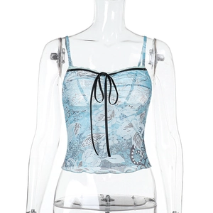 Detailaufnahme des hellblauen Blumen-Spitzentops mit filigraner schwarzer Schleife