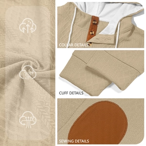 Détails du tissu gaufré et des boutons sur un sweat à capuche de couleur beige doux
