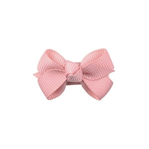 Gros plan détaillé d'une barrette à nœud en ruban gros-grain rose montrant la texture
