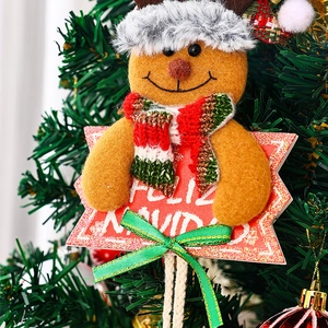 Nahaufnahme eines festlichen Rentier-Weihnachtsbaumanhängers mit Feliz Navidad-Schild
