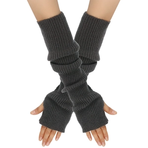 Makro-Detail der dunkelgrauen gerippten langen fingerlosen Handschuhe mit Daumenloch