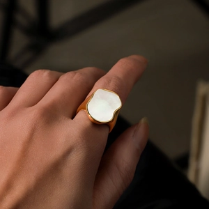 Anello irregolare in acciaio inossidabile con intarsio in conchiglia bianca e oro